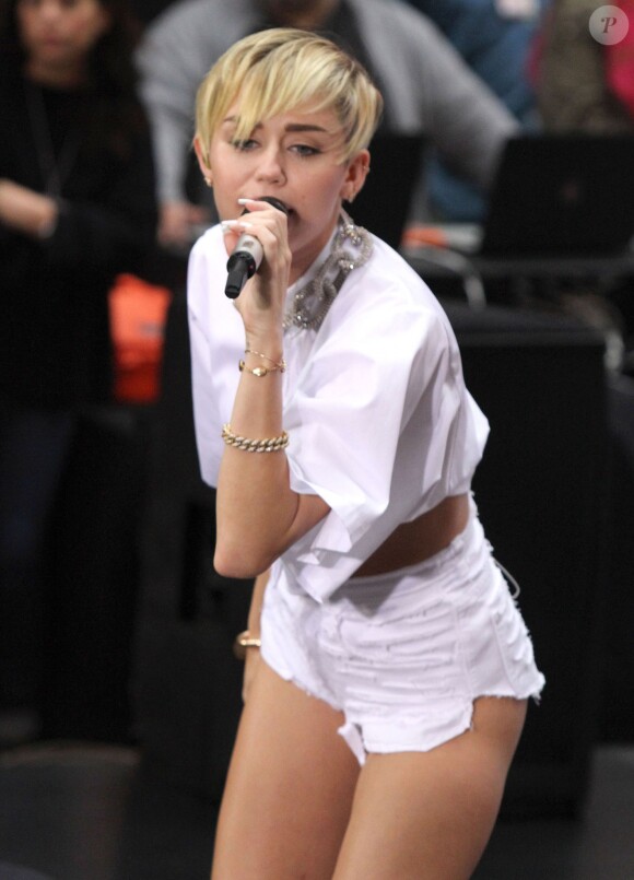 Miley Cyrus s'est produite sur le plateau de l'émission TV "Today" au Rockfeller Center à New York. Le 7 octobre 2013.
