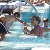 Sylvie van der Vaart et son fils Damiandans une piscine de Miami, le 10 octobre 2013