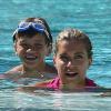 Sylvie van der Vaart et son fils Damiandans une piscine de Miami, le 10 octobre 2013