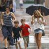 Sylvie van der Vaart, son fils Damian et leur famille sous la pluie de Miami, le 9 octobre 2013