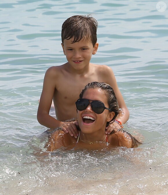 Sylvie van der Vaart et son fils Damian sur une plage de Miami, le 9 octobre 2013