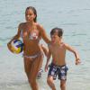Sylvie van der Vaart et son fils Damian sur une plage de Miami, le 9 octobre 2013