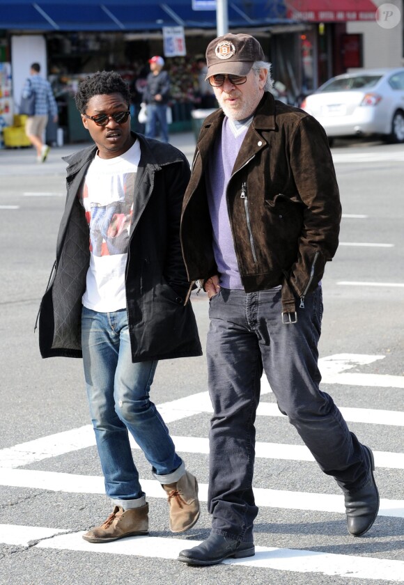 Steven Spielberg et son fils Theo, à New York, le 3 avril 2010.
