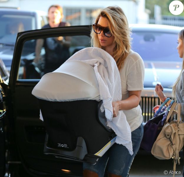 Kim Kardashian et sa fille North West à Studio City, le 12 octobre 2013.