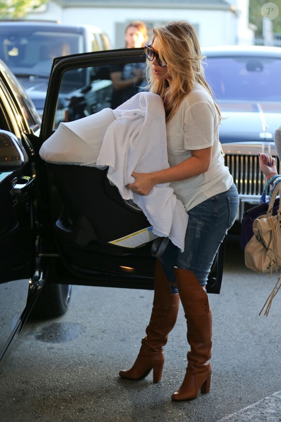 Kim Kardashian en compagnie de sa fille North West à Studio City, le 12 octobre 2013.
