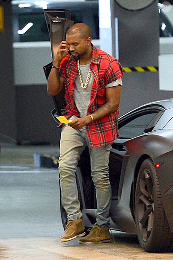 Kanye West va déjeuner au restaurant BOA Steakhouse avec son père à West Hollywood, le 12 octobre 2013.