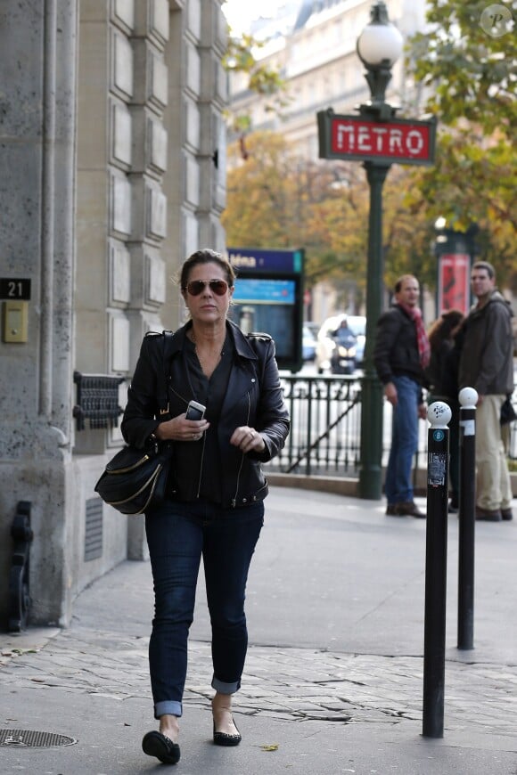Tom Hanks et sa femme Rita Wilson visitant et faisant du shopping à Paris le 12 octobre 2013 : ils se promènent au niveau du métro Iéna dans le 16e arrondissement