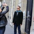 Tom Hanks et son épouse Rita Wilson visitant et faisant du shopping à Paris le 12 octobre 2013 : ils s'arrêtent devant l'écriteau de l'avenue du président Wilson