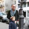 Tom Hanks et sa femme Rita Wilson visitant et faisant du shopping à Paris le 12 octobre 2013 : La star pose avec un petit garçon pour des parents fans