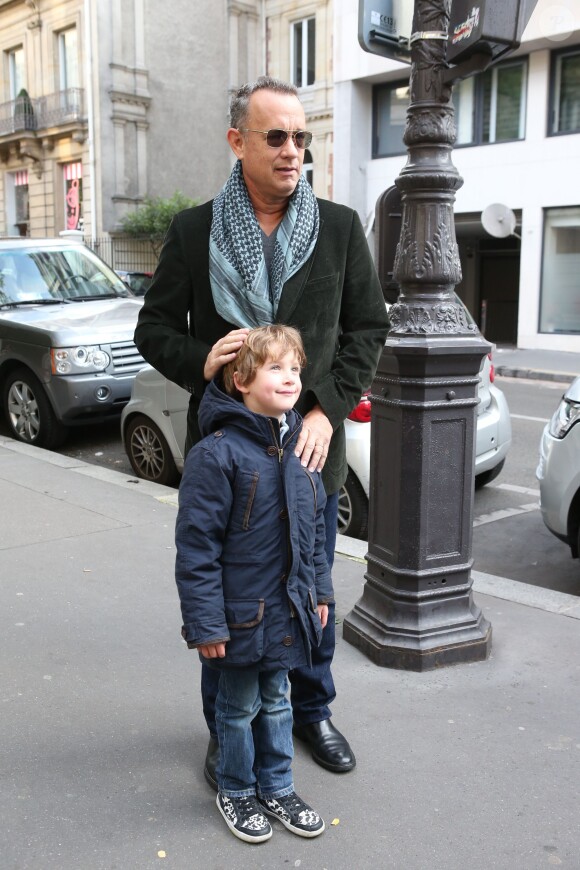 Tom Hanks et sa femme Rita Wilson visitant et faisant du shopping à Paris le 12 octobre 2013 : La star pose avec un petit garçon pour des parents fans
