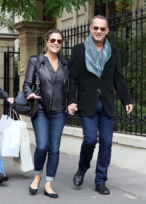 Tom Hanks et sa femme Rita Wilson visitant et faisant du shopping à Paris, dans le 16e arrondissement, le 12 octobre 2013