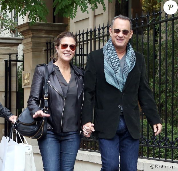 Tom Hanks et sa femme Rita Wilson visitant et faisant du shopping à Paris, dans le 16e arrondissement, le 12 octobre 2013