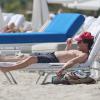 Michael J. Fox se détend sur une plage à Miami avec sa femme Tracy et leurs filles Esme Annabelle et Aquinnah, le 13 octobre 2013.