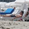Michael J. Fox se détend sur une plage à Miami avec sa femme Tracy et leurs filles Esme Annabelle et Aquinnah, le 13 octobre 2013.