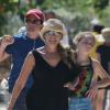 Michael J. Fox se détend sur une plage à Miami avec sa femme Tracy et leurs filles Esme Annabelle et Aquinnah, le 13 octobre 2013.