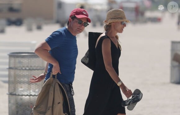 L'acteur Michael J. Fox se détend sur une plage à Miami avec sa femme Tracy et leurs filles Esme Annabelle et Aquinnah, le 13 octobre 2013.
