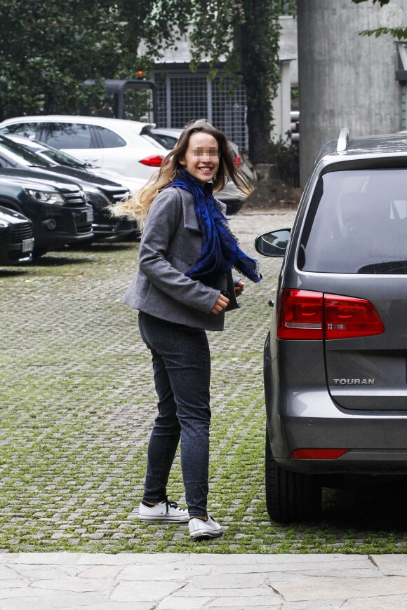 Aurora Ramazzotti arrive à la clinique où sa mère Michelle Hunziker a accouché d'une petite fille, Sole à Milan le 10 octobre 2013.