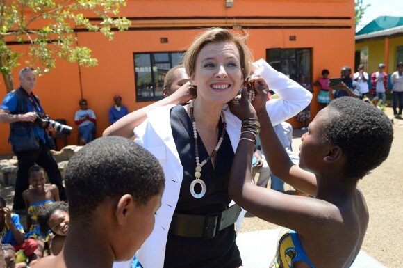 Valérie Trierweiler visite l'orphelinat Soweto Kliptown Youth (SKY) à Soweto en Afrique du Sud, le 15 octobre 2013.