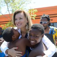 Valérie Trierweiler: Pas de danse, sourires et câlins avec des enfants africains