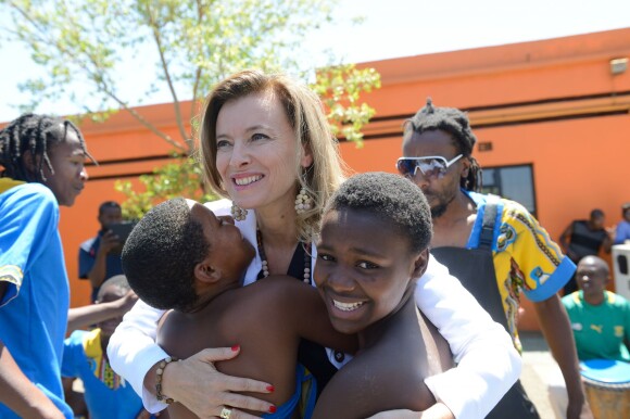 Valérie Trierweiler visite l'orphelinat Soweto Kliptown Youth (SKY) à Soweto, le 15 octobre 2013.