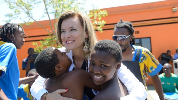 Valérie Trierweiler: Pas de danse, sourires et câlins avec des enfants africains