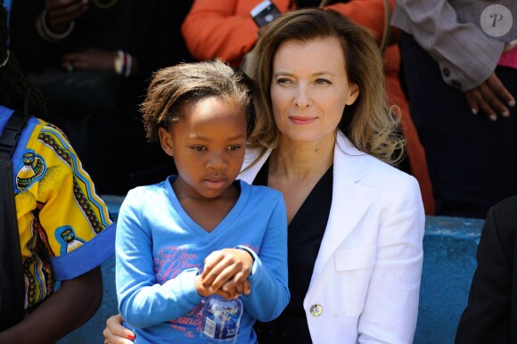 Valérie Trierweiler visite un orphelinat à Soweto en Afrique du Sud, le 15 octobre 2013.