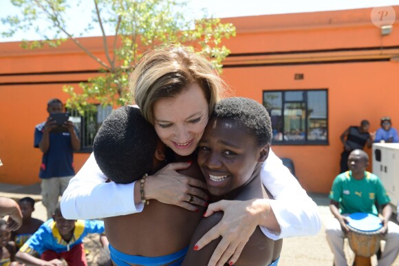 La Première dame Valérie Trierweiler visite l'orphelinat Soweto Kliptown Youth (SKY) à Soweto, le 15 octobre 2013.