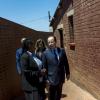 Valérie Trierweiler avec François Hollande pour visiter la maison de Nelson Mandela à Soweto avec son épouse Graça Machel le 15 octobre 2013.