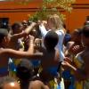 Valérie Trierweiler danse à Soweto le 15 octobre 2013 avec des orphelins.