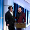 Ricky Gervais et Johnny Depp lors des Golden Globe Awards à Los Angeles, le 15 janvier 2012.