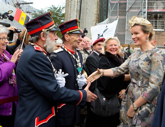 Le roi Philippe de Belgique et la reine Mathilde, dont le style vestimentaire vintage n'a pas fait l'unanimité, effectuaient le 16 octobre 2013 à Gand une de leurs Joyeuses entrées, leur tournée inaugurale du royaume.