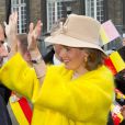  La reine Mathilde à Liège le 11 octobre 2013 avec son fameux manteau jaune canari... 