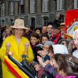  La reine Mathilde à Liège le 11 octobre 2013 avec son fameux manteau jaune canari... 