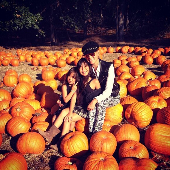 Laeticia Hallyday et ses filles dans un champ de citrouilles près de Temescal Canyon à Los Angeles, le 15 octobre 2013.