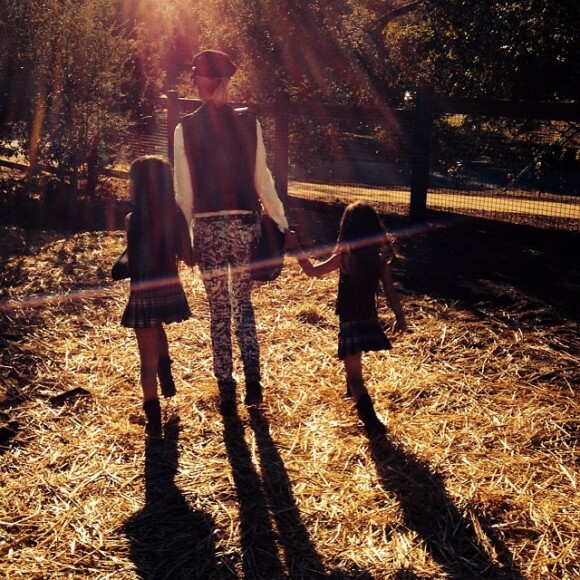 Laeticia et ses filles dans un champ de citrouilles près de Temescal Canyon à Los Angeles, le 15 octobre 2013.