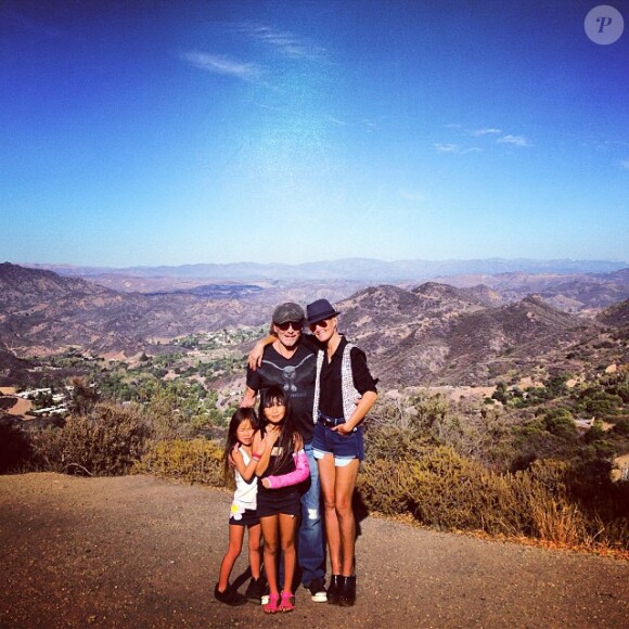 Johnny et Laeticia Hallyday avec leur filles en balade à Malibu, le 7 octobre 2013.