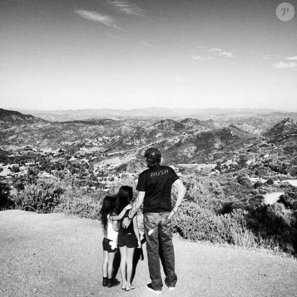 Johnny Hallyday contemple la vue avec Jade et Joy en promenade à Malibu, le 7 octobre 2013.
