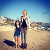 Laeticia Hallyday et Jade sur la plage de Malibu, le 14 octobre 2013.
