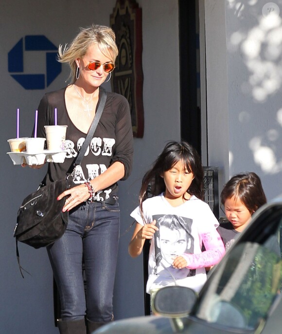 Johnny Hallyday, sa femme Laeticia et ses filles Jade et Joy font du shopping à Malibu, le 28 septembre 2013.