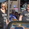 Johnny Hallyday, sa femme Laeticia et ses filles Jade et Joy font du shopping à Malibu, le 28 septembre 2013.