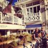 Johnny Hallyday et Jean Reno ont brunché à Venice Beach, le 17 février 2013.