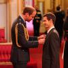 Le prince William, pour sa première cérémonie d'investiture, a remis à Andy Murray les insignes d'officier de l'ordre de l'empire britannique (OBE) pour services rendus au tennis le 17 octobre 2013 à Buckingham Palace.