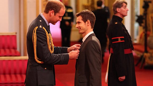 Andy Murray décoré par le prince William : Emotion et humour devant Kim Sears