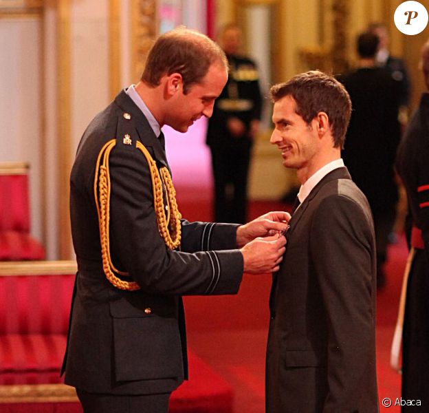 Le prince William, pour sa première cérémonie d'investiture, a remis à Andy Murray les insignes d'officier de l'ordre de l'empire britannique (OBE) pour services rendus au tennis le 17 octobre 2013 à Buckingham Palace.