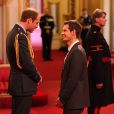  Le prince William, pour sa première cérémonie d'investiture, a remis à Andy Murray les insignes d'officier de l'ordre de l'empire britannique (OBE) pour services rendus au tennis le 17 octobre 2013 à Buckingham Palace. 