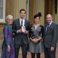 Andy Murray a reçu le 17 octobre 2013 à Buckingham Palace, en présence de sa compagne Kim Sears et ses parents Judy et William, ses insignes d'officier dans l'ordre de l'empire britannique, remis par le prince William.