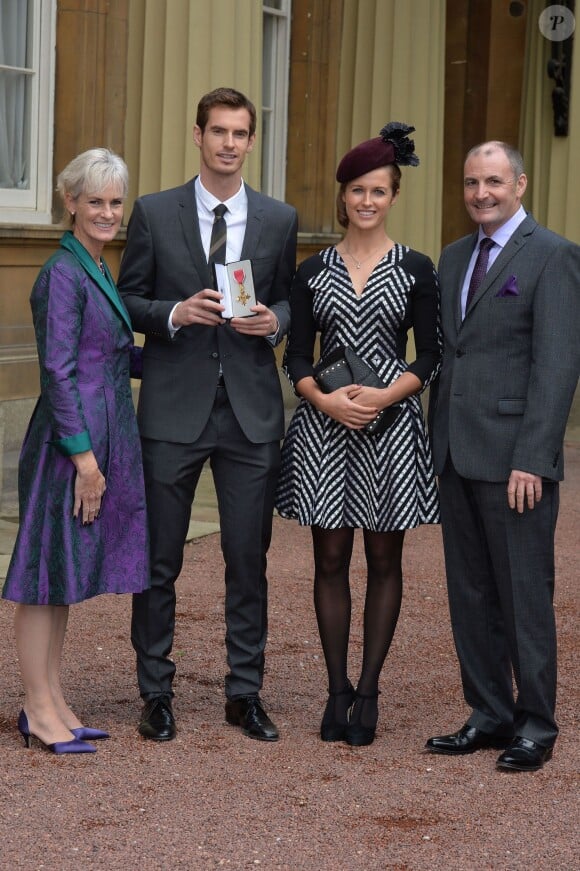 Andy Murray a reçu le 17 octobre 2013 à Buckingham Palace, en présence de sa compagne Kim Sears et ses parents Judy et William, ses insignes d'officier dans l'ordre de l'empire britannique, remis par le prince William.