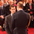  Le prince William, pour sa première cérémonie d'investiture, a remis à Andy Murray les insignes d'officier de l'ordre de l'empire britannique (OBE) pour services rendus au tennis le 17 octobre 2013 à Buckingham Palace. 