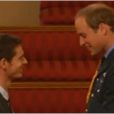 Andy Murray a reçu, en présence de sa compagne Kim Sears et ses parents Judy et William, ses insignes d'officier dans l'ordre de l'empire britannique, le 17 octobre 2013 à Buckingham Palace des mains du prince William.