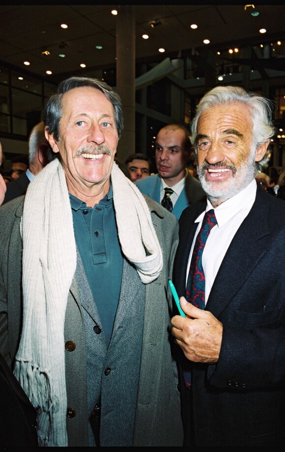 Jean Rochefort et Jean-Paul Belmondo lors d'une exposition le 11 novembre 1999